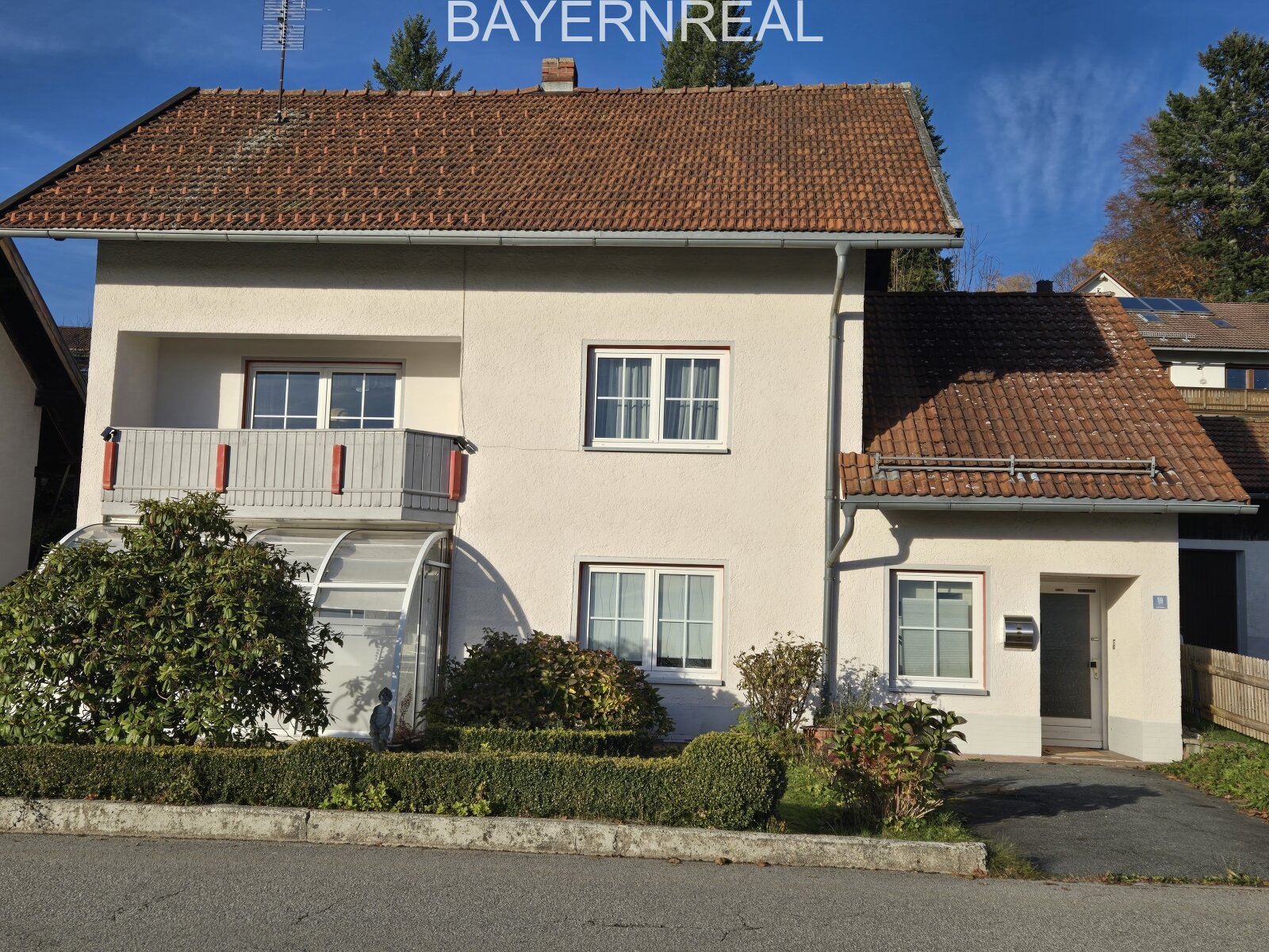 Charmantes Ein-/Zweifamilienhaus mit Potenzial in traumhafter Aussichtslage im Bayerischen Wald Charmantes Ein-/Zweifamilienhaus mit Potenzial in traumhafter Aussichtslage im Bayerischen Wald