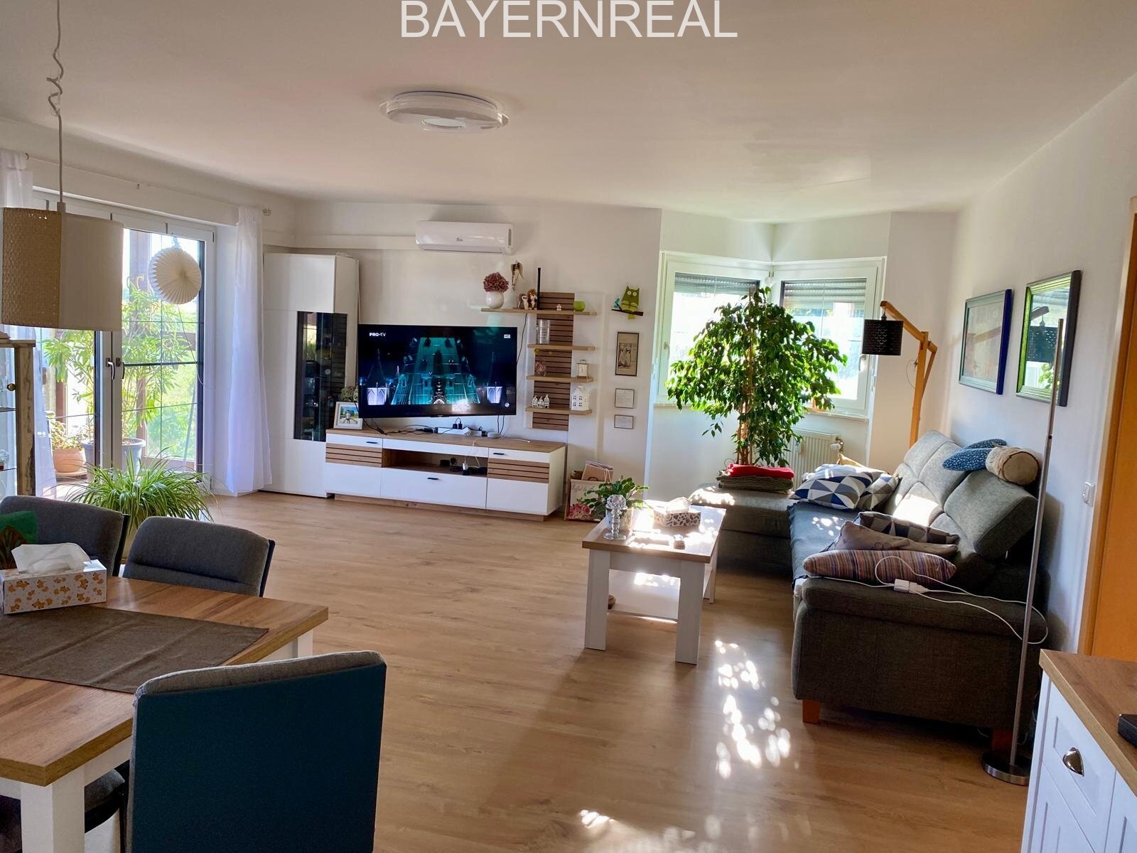 Schöne und großzügige 4 Zimmer Maisonette-Wohnung mit Südbalkon und Dachstudio Schöne und großzügige 4 Zimmer Maisonette-Wohnung mit Südbalkon und Dachstudio